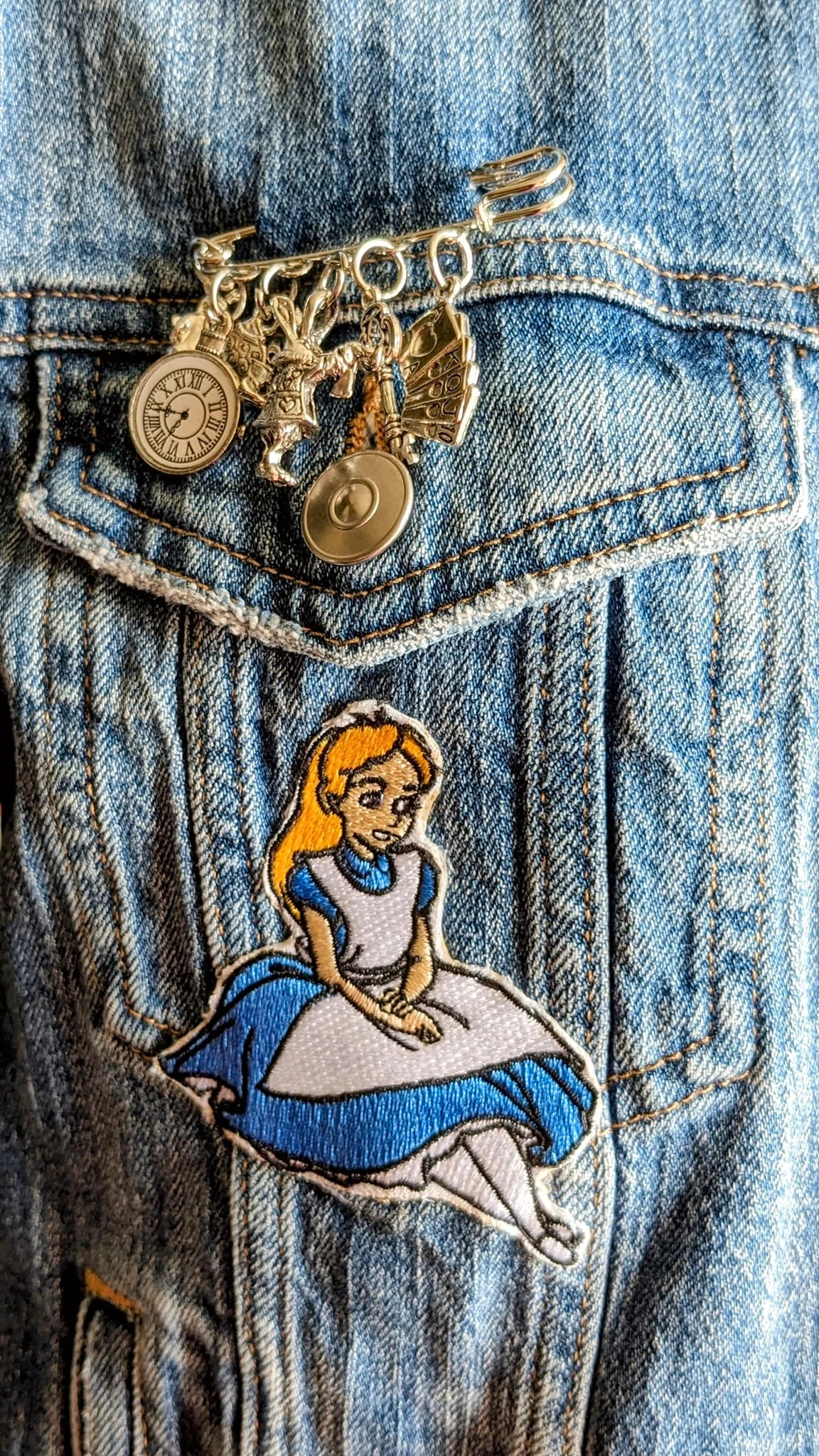 Chaqueta de mezclilla bordada "Alice in Wonderland - Alicia en el país de las maravillas Disney - 1951" – photo 4